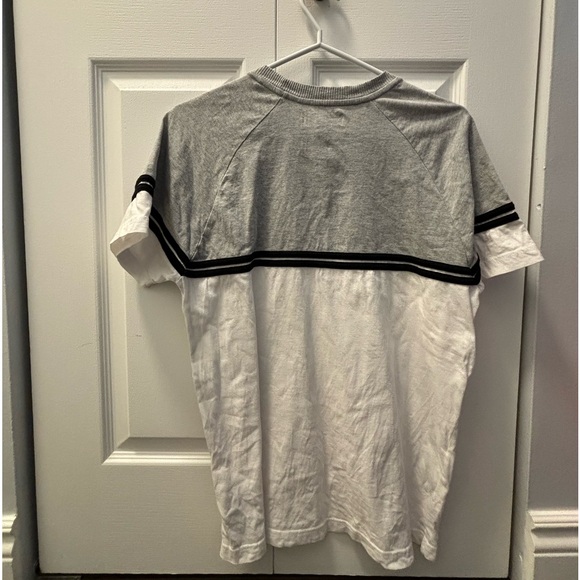 GUESS T-shirt, size medium - Picture 2 of 2